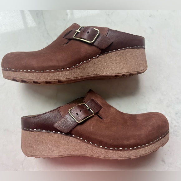NWOT Dansko Caia Buckled Leather Wedge Clog in Chestnut Brown sz 40 / 9.5 - Picture 2 of 6